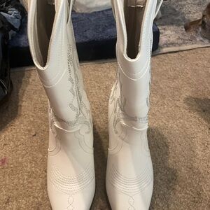 Chic White Embroidered Heeled Boots